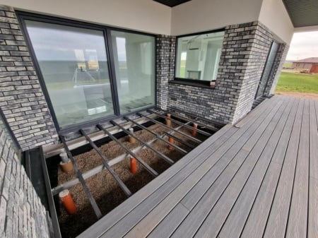 Terrasse en bois pos&eacute;e sur plots ou sur dalle, quelle base privil&eacute;gier pr&egrave;s de Lons-le-Saunier ?